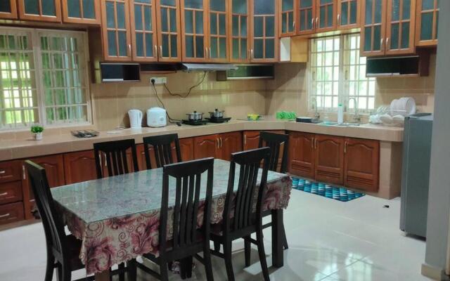 3R3B with Pool in Kota Bharu near Datu River