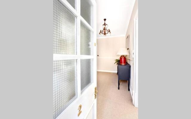 Central Harrogate townhouse apartment with parking