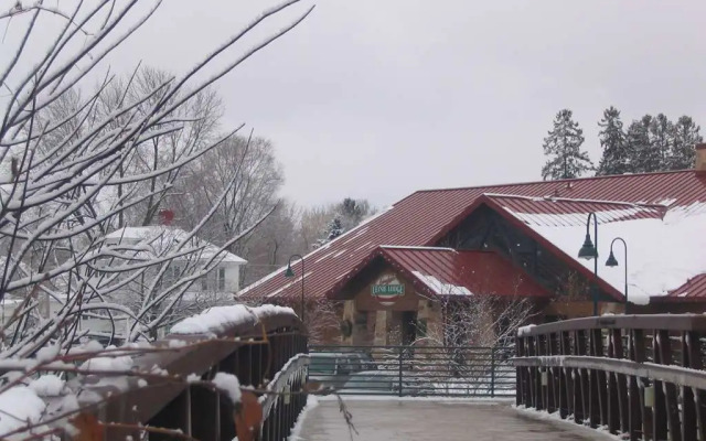 Country Inn & Suites by Radisson, Chippewa Falls, WI