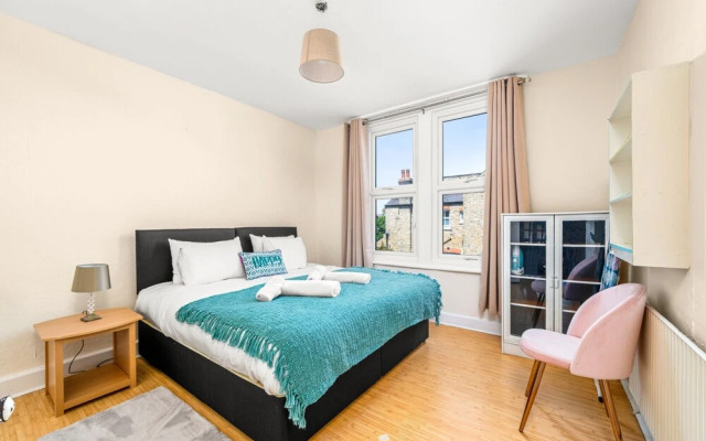 Homely 4-bedroom Home With 2 Baths & Free Parking