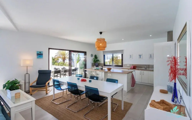 Remarkable 5-bed Villa in Playa Blanca