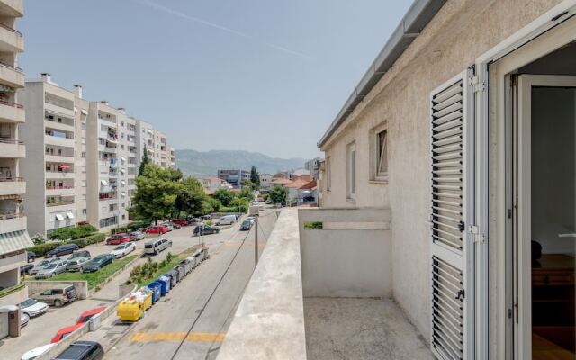 Spacious apartment Zvone with 3 balconies and parking