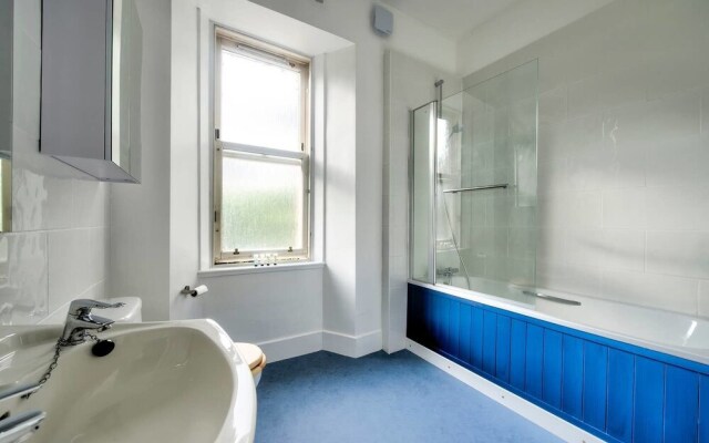 Colourful West-end Apartment - 2 Double Bedrooms 4 Guests!