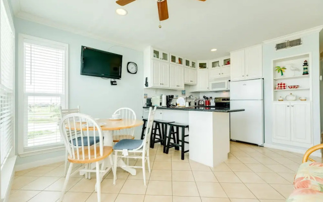 Beautiful Blue Heron Sleeps 6 Great Views