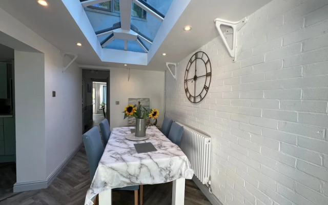 Housesleeps7-parking-garden-fireplace-beachnearby