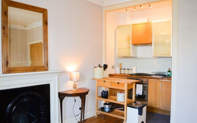 Peaceful 1 Bedroom Edinburgh Home