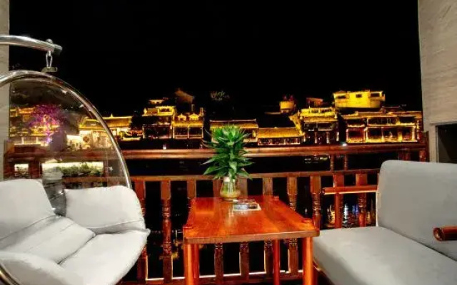 Mengyuan Diaojiaolou River View Homestay (Hongqiao Beimen Wharf Branch)