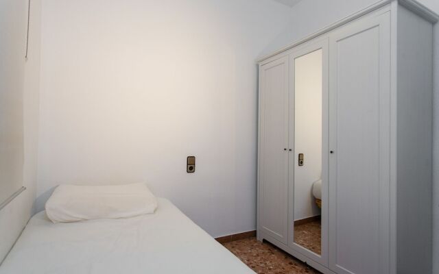 Spacious & Quiet 4 Bedroom Apartment