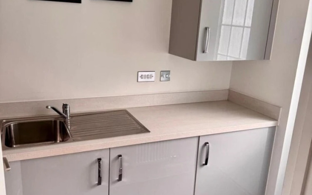 High END Spacious 4 Bed House - Free Parking