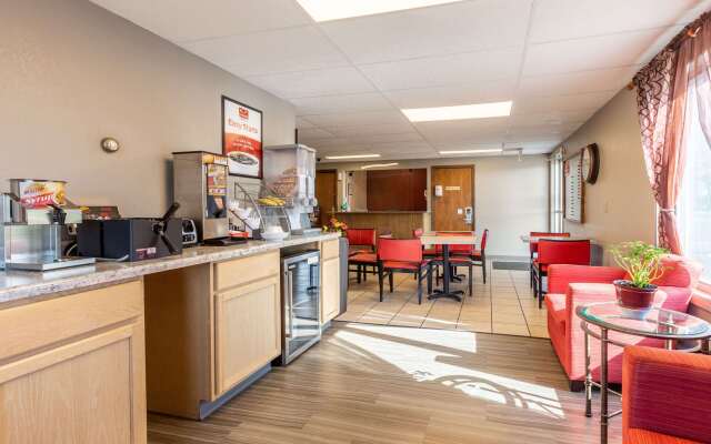 Econo Lodge Inn & Suites Escanaba North