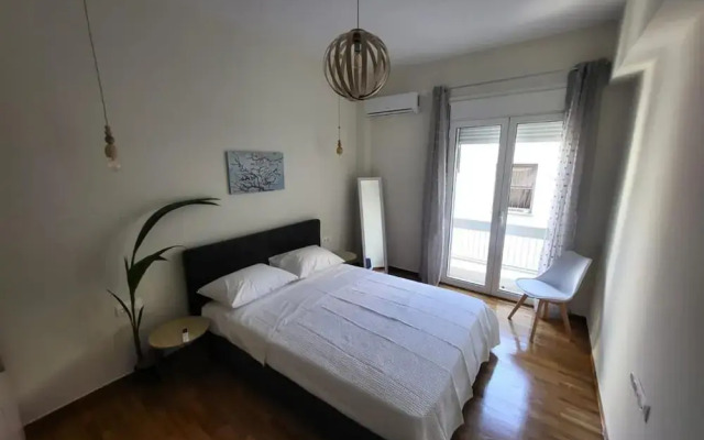 2 bd Renovated Flat at Acropolis