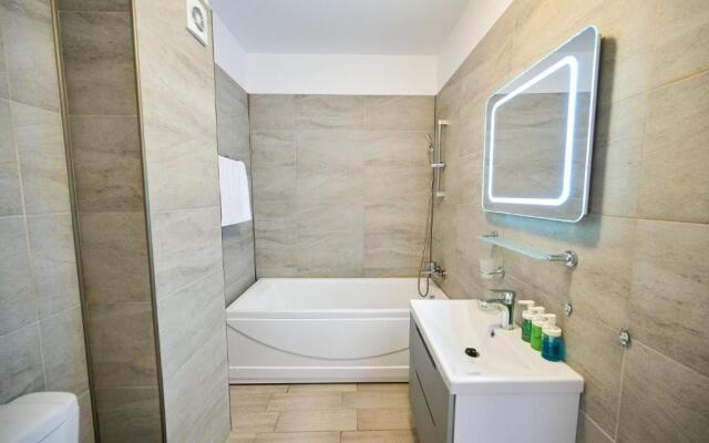 Beachfront 1BR apartment- Spa n Pools
