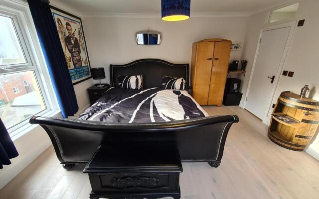 Southsea Royale Studio, James Bond, Parking, Seafront