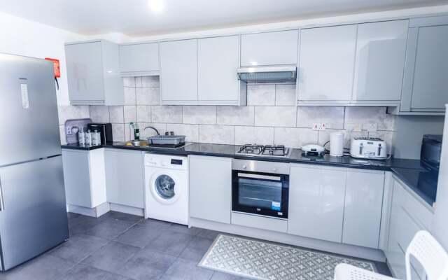 Inviting 3-bed House in London, Stay up to 6