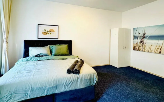 Spacious 7BR Apartment Prime Location