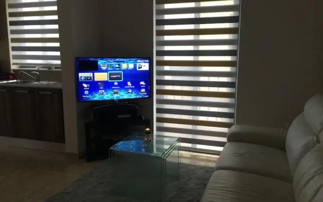 May Flower: Modern Flat close to Airport/Bus Stops