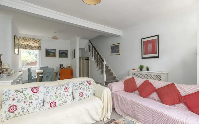 JOIVY Charming 3 bed house with a rooftop terrace