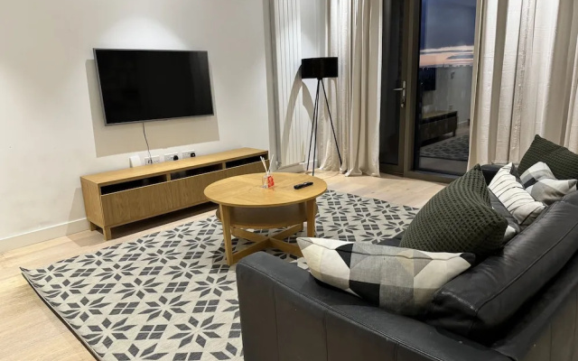 Docklands Stunning 2 bed Apartment London
