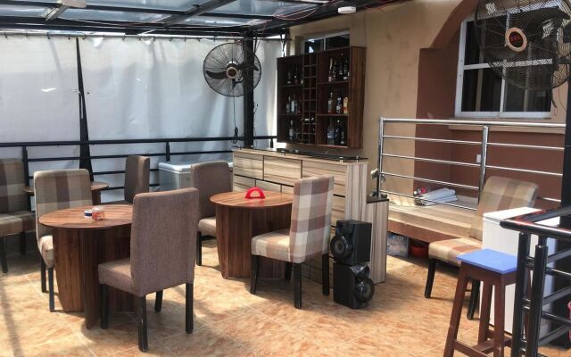 Momak 5 Hotel and Suites