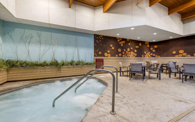 Best Western Premier The Lodge on Lake Detroit