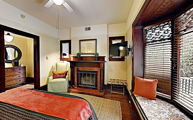 New Listing! 8 Suites At Iconic De La Vina Inn 8 Bedroom Home