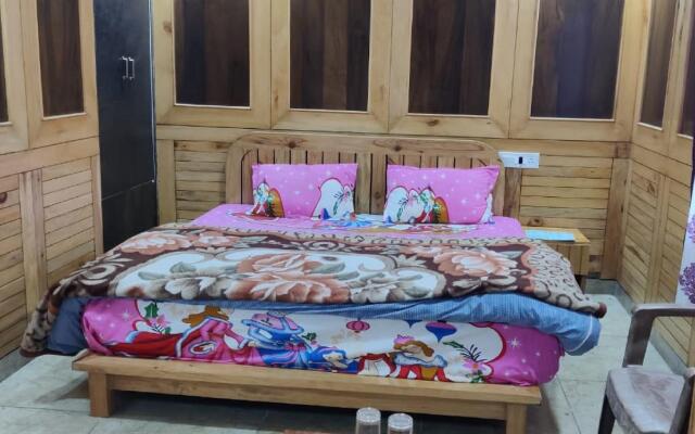 Goroomgo Payal Mall Road Nainital