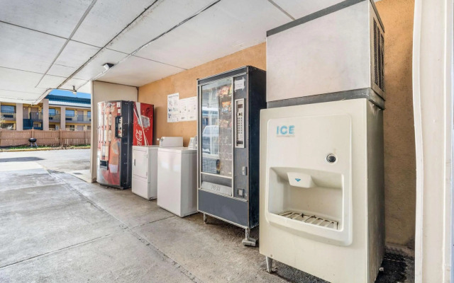 Econo Lodge Inn & Suites Macon