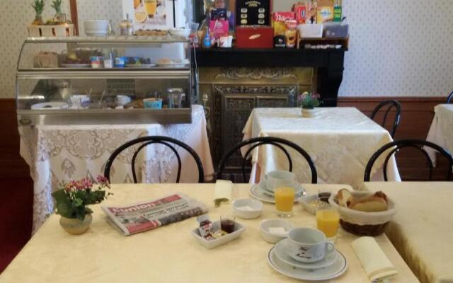 Logis Le Clos du Montvinage Rest. Auberge Val De lOise