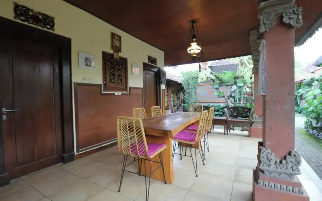 Capital O 94011 Binhari Guest House