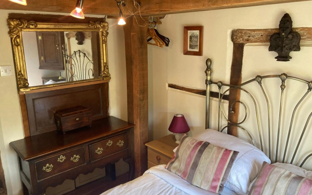 Little Pentre Barn with seasonal Swimming Pool