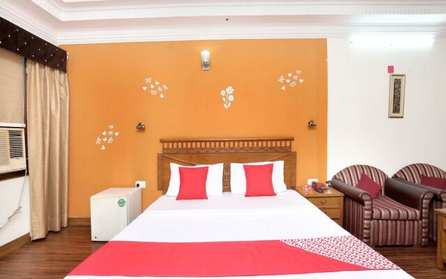 OYO 16376 Hotel Paras