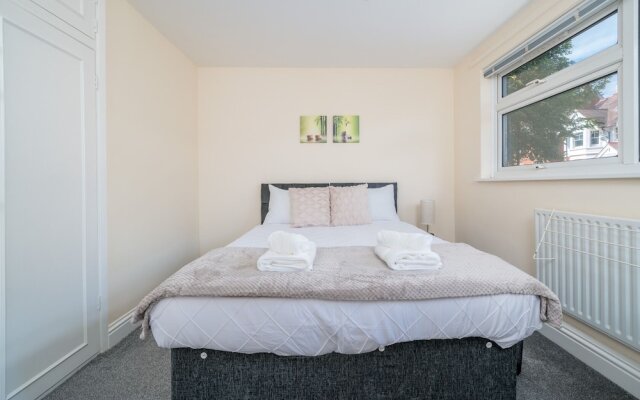 Spacious Pet Friendly 2-bed Apartment in Redhill