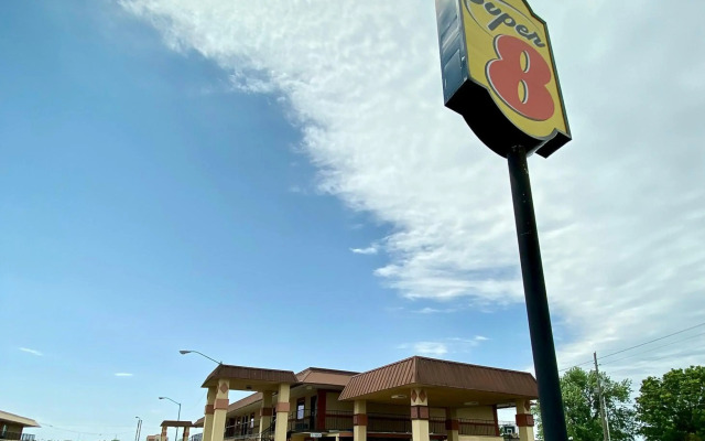 Super 8 by Wyndham Shawnee