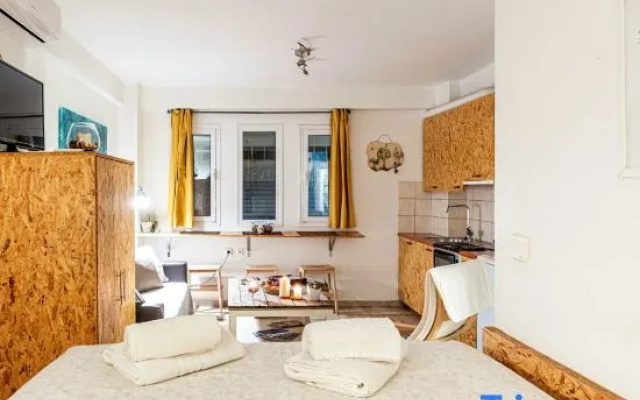 Charming Downtown Retreat with Parking Spot