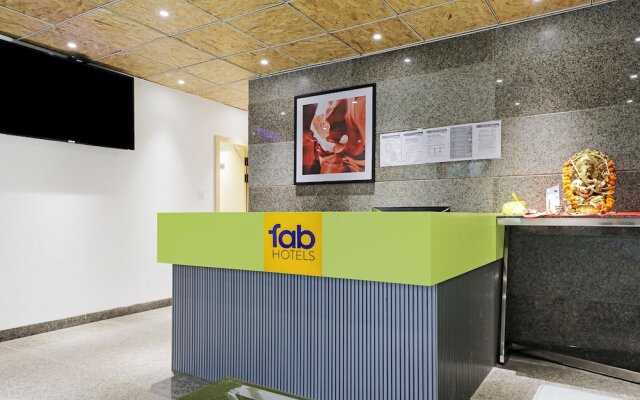 FabHotel Yellow Courtyard