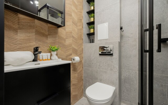 Black & Wooden Apartment by Renters