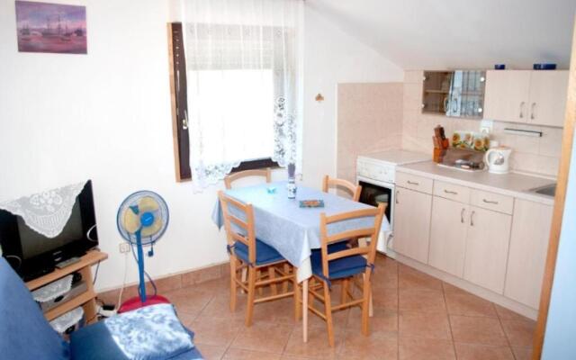 Apartment Mirni - 5 m from sea