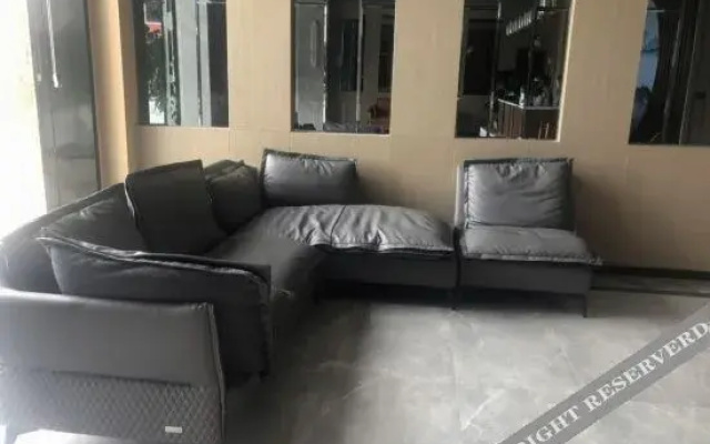 Shuangjiang Platinum Hotel(双江铂金酒店)
