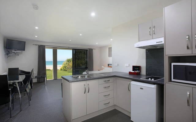 Curio Bay Salt House Motel