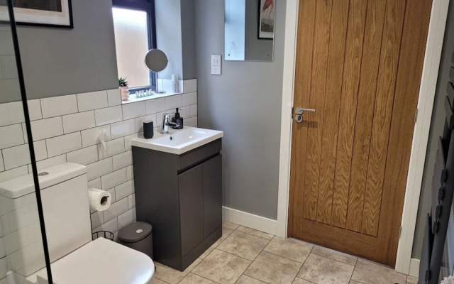 Forest Cedar Lodge, Cinderford, Sleeps 4