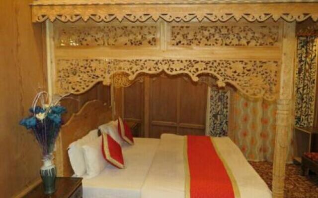 Khan Palace Group of Houseboats