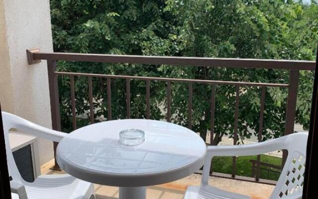Green Life Pool View Apartment