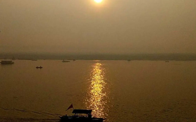 Sada Shiv Guest House near Ganga river