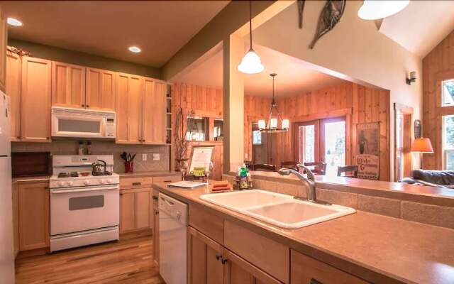 Meadow Wood Lodge in Shugart Flats