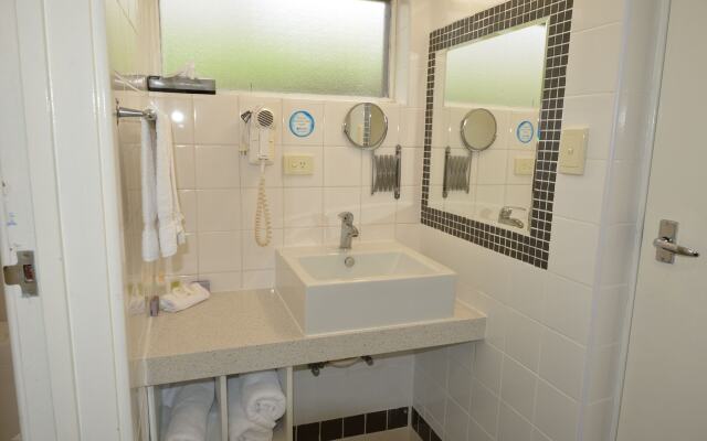 Country Comfort Amity Motel