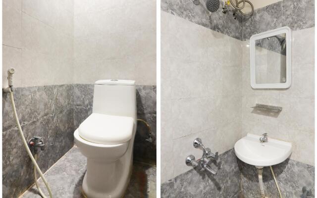 OYO 68894 Bommarillu Residency