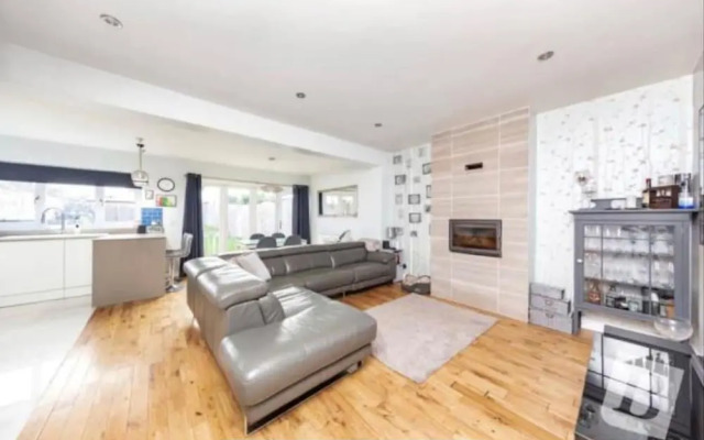 Stunning 4-bed House in Gidea Park