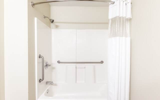 Super 8 By Wyndham Liverpool/Clay/Syracuse Area