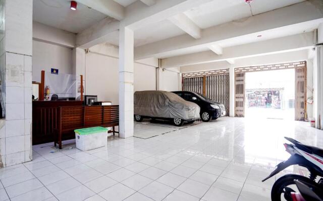 OYO Flagship 90890 Bratang Gede Residence