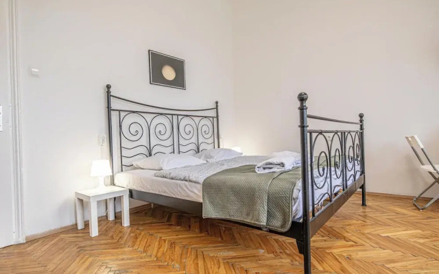 Bright 2BR Apartment Near Danube